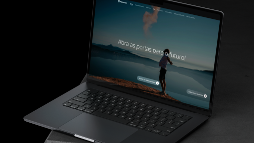 Mock-up de um notebook com a imagem de uma pessoa na praia e a frase "Abra as portas para o futuro!" na tela