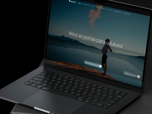 Mock-up de um notebook com a imagem de uma pessoa na praia e a frase "Abra as portas para o futuro!" na tela